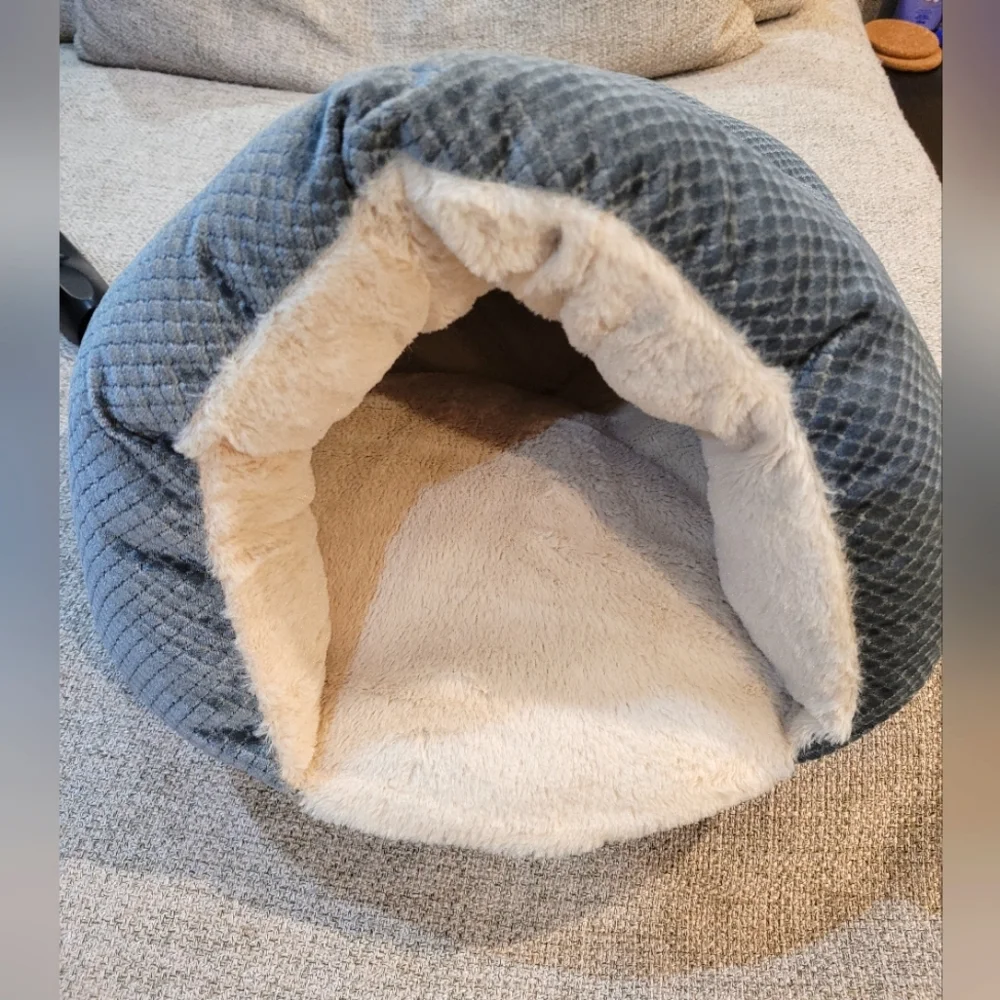 NWOT pet bed - Picture 2 of 6